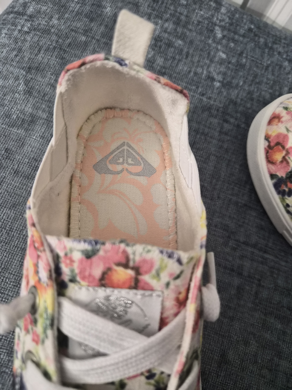 Roxy White and Gray Floral Shoe Sleeve - Picture 5 of 13